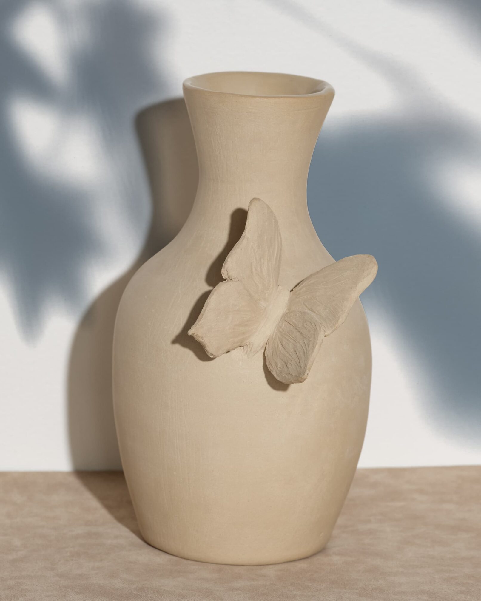 vase avec un papillon