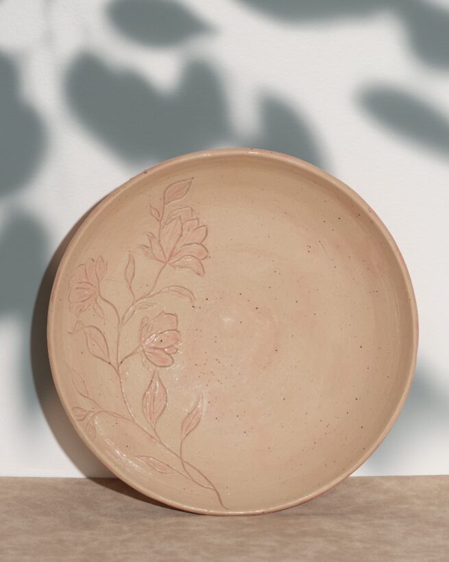 plat avec fleurs gravees