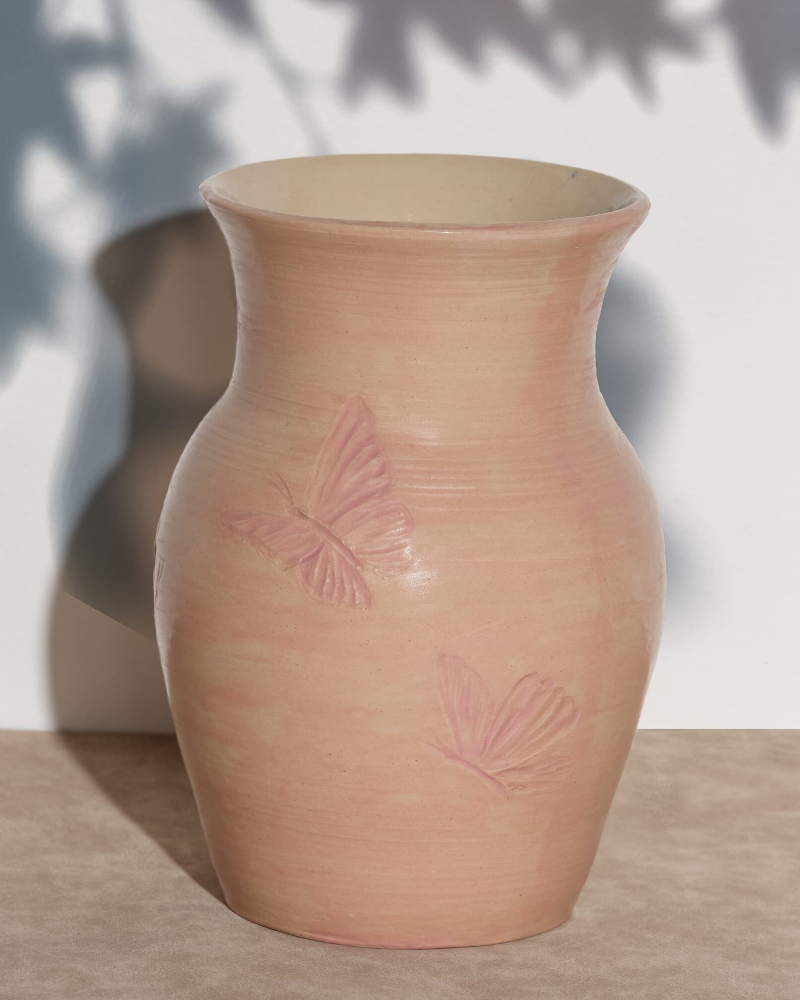 pot avec papillons gravés