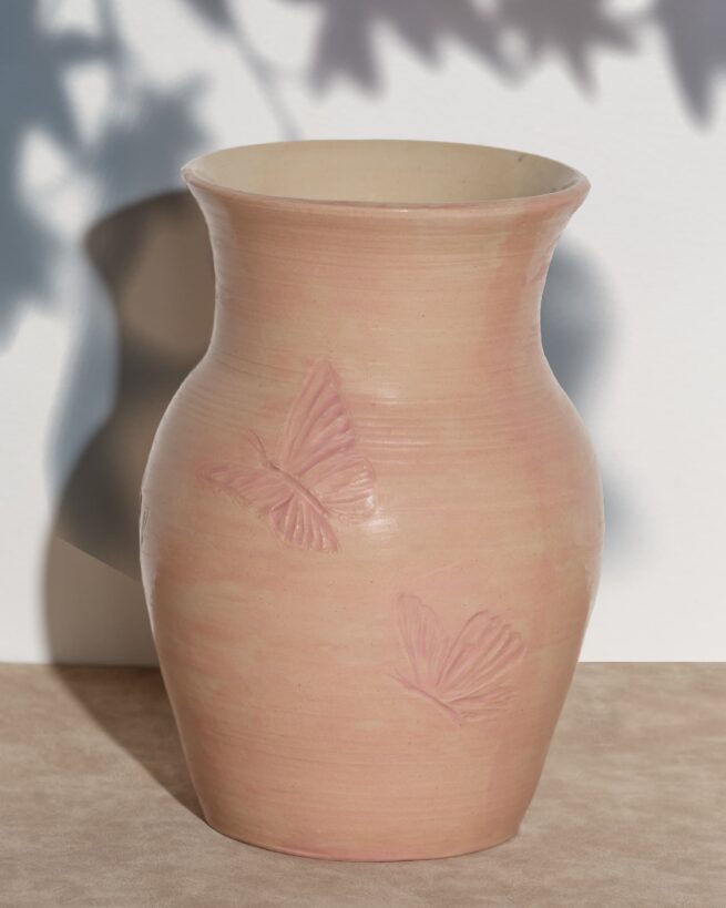 pot avec papillons gravés