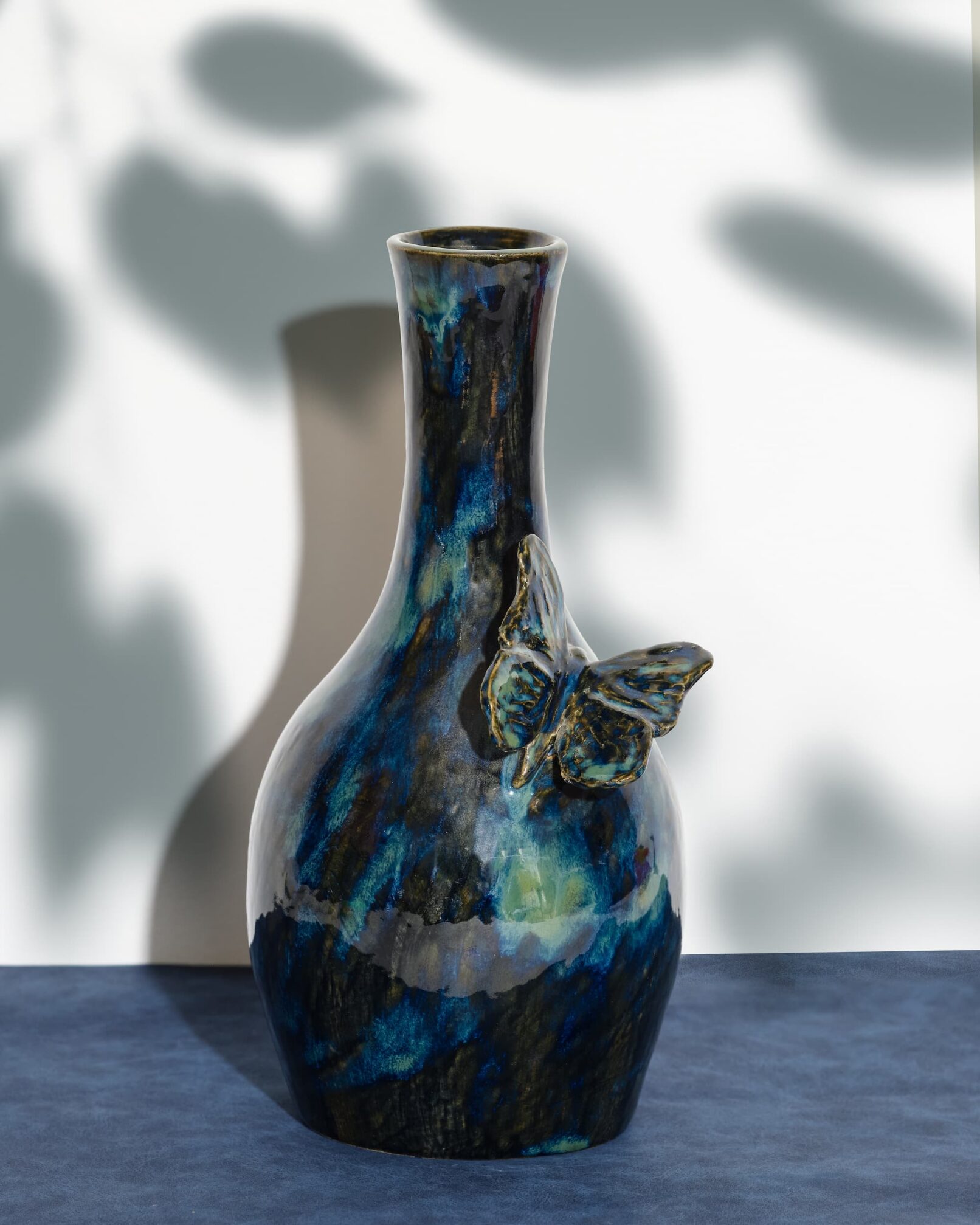 vase avec un papillon
