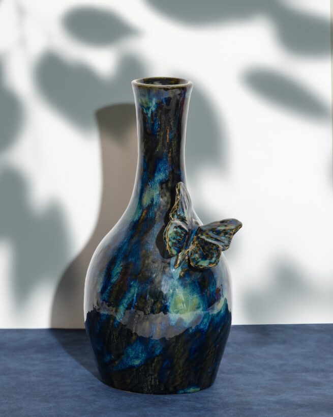 vase avec un papillon